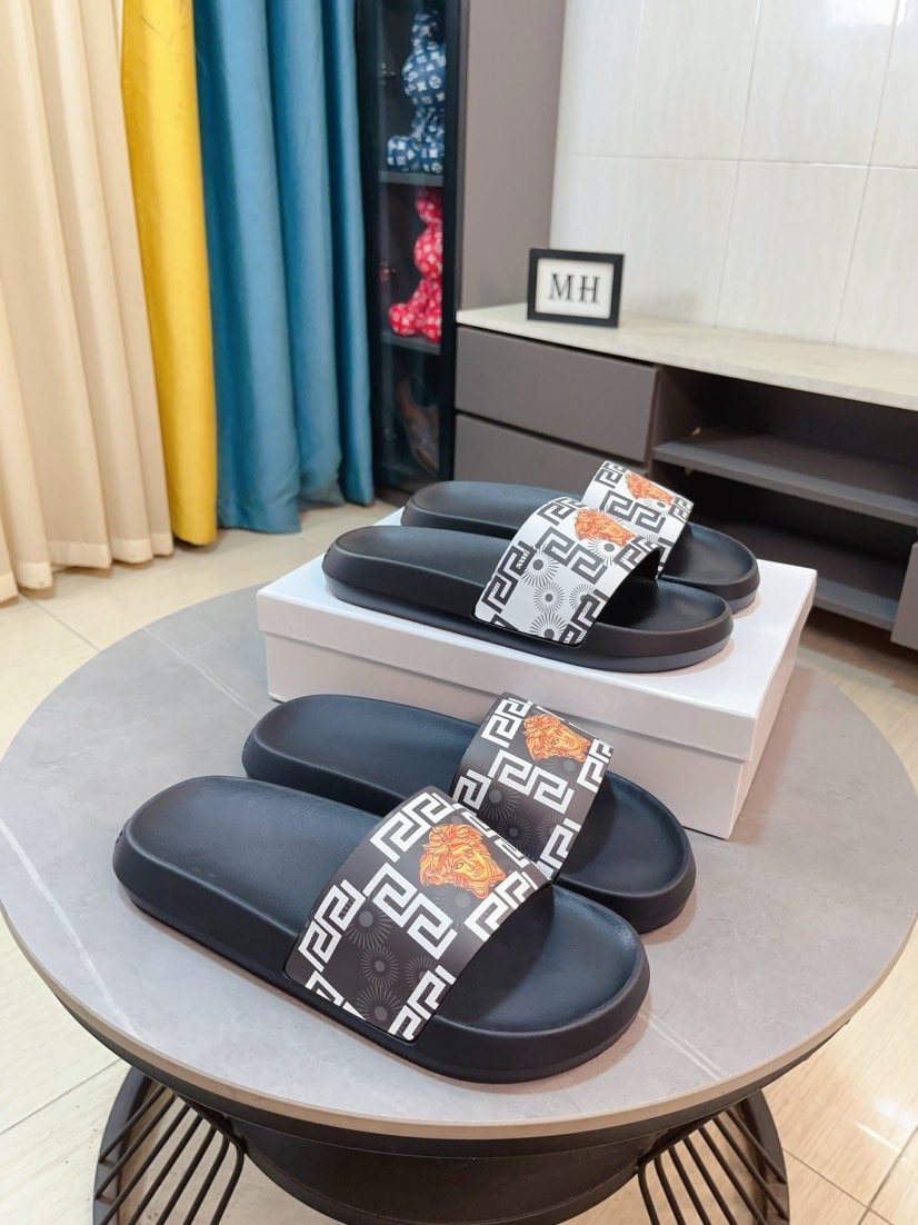 微商相册测试鞋子-Versace Geometric Strap Slide Sandals — front