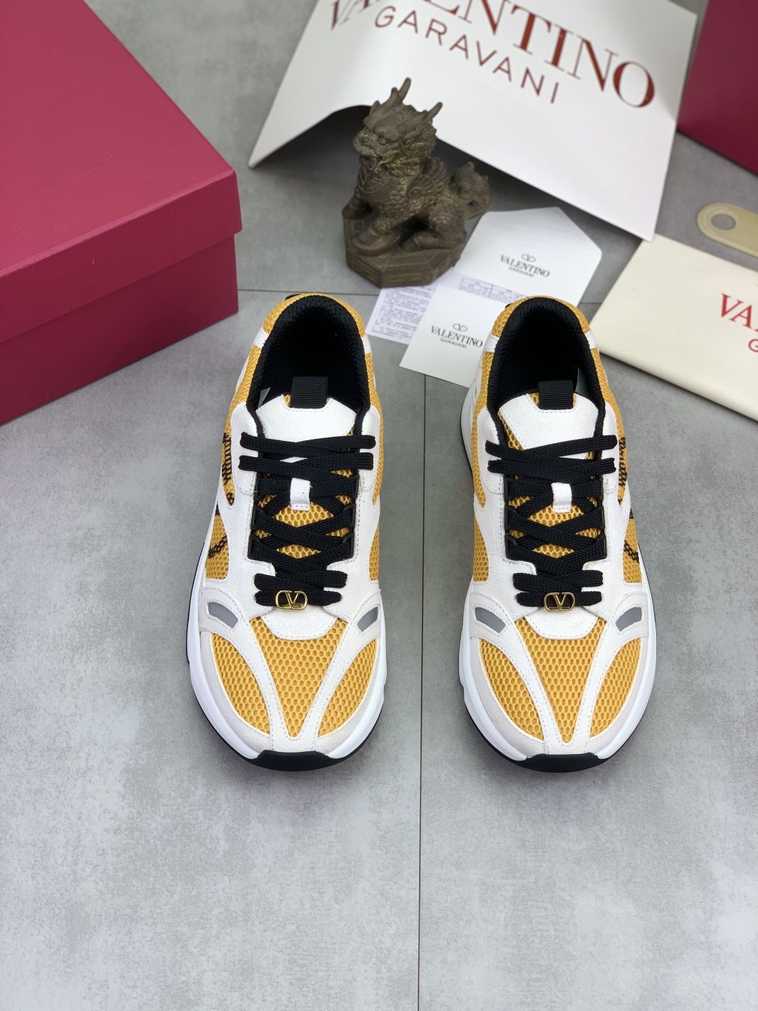 微商相册测试鞋子-Valentino VLogo Mesh Low-Top Sneakers — front