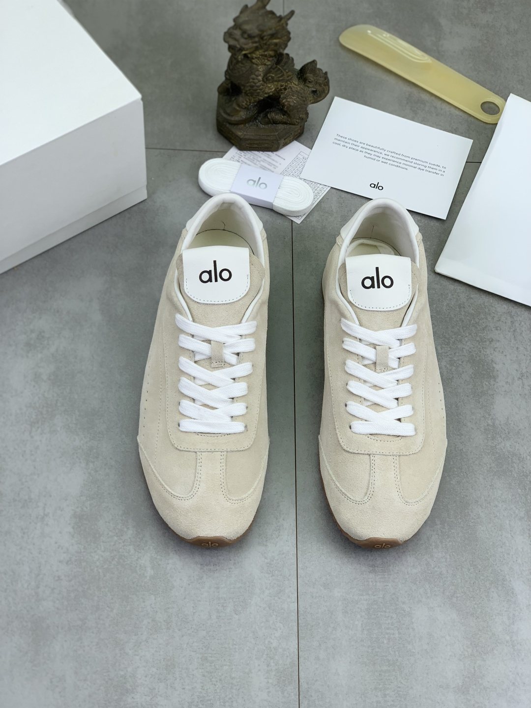 微商相册测试鞋子-Alo Gum Sole Low-Top Sneakers — hero